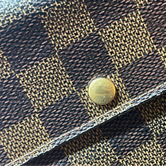 11046 Louis Damier Long Wallet in good condition, Snap not working Easy fix!! - Picture 3 of 16